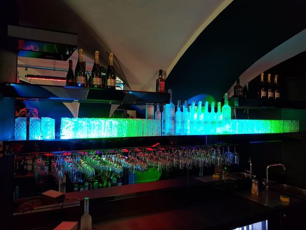 Leuchtende Backbar