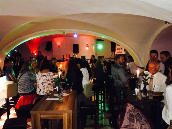 Volle Bar am Abend