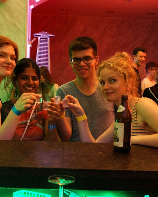 Anstoßen an der Bar