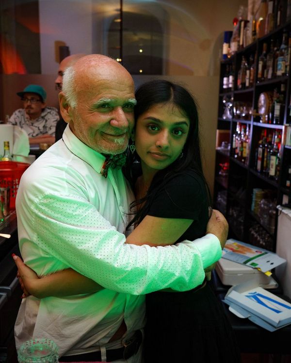 Gastgeber mit Gast an der Bar