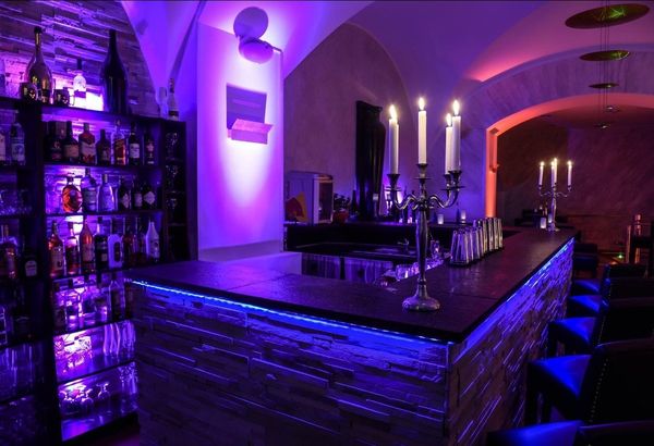 Bar im Gewölbe in violettem Licht