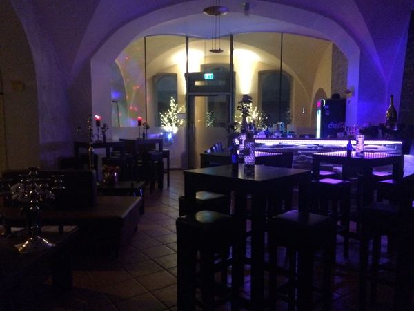 Bar oben im Kerzenlicht
