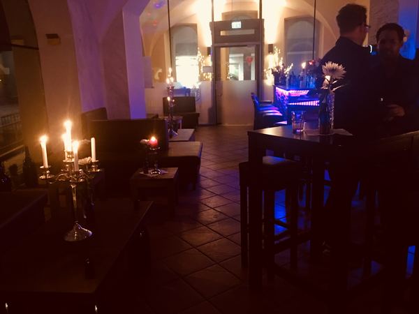 Bar bei Nacht mit Kerzen