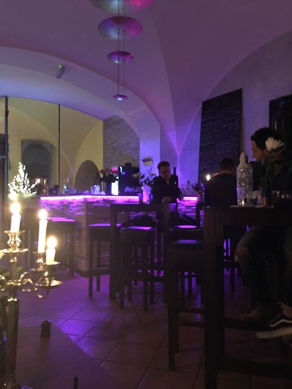 Bar in violettem Licht