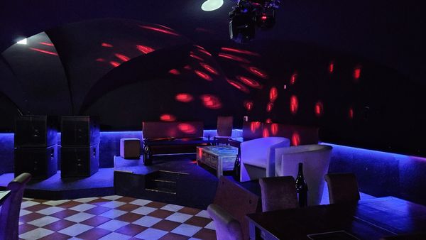 Club unten: Lounge mit Lichtpunkten und Schachbrettboden