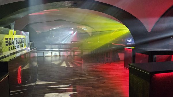 Clubfloor im Gewölbe mit grünem Laser und Nebel