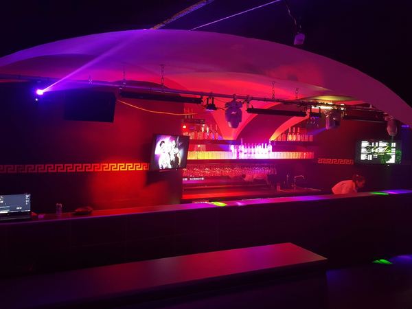 Club unten: Gewölbe mit Laser und LED-Bar