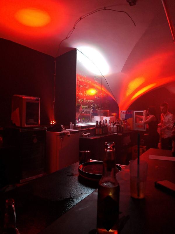 Club in rotem Licht