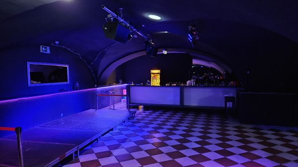 Clubfloor mit blauem Licht und Schachbrettboden