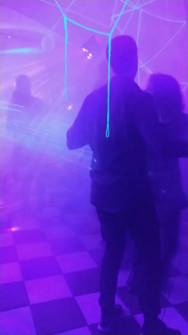 Tanzfläche in violettem Licht