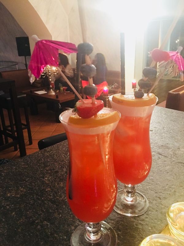 Zwei rote Cocktails