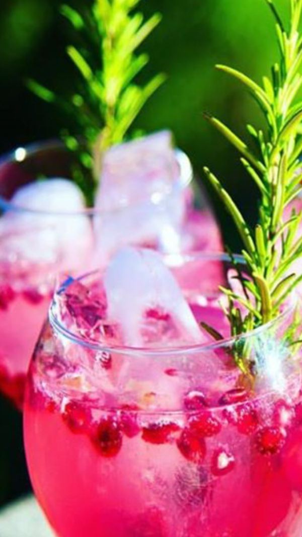 Pinker Gin-Drink mit Rosmarin und Beeren