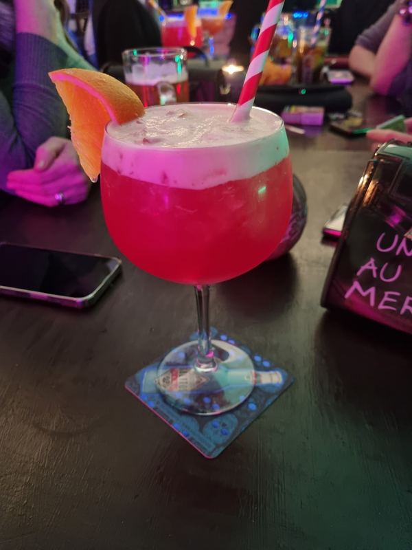 Pinker Cocktail im Ballonglas