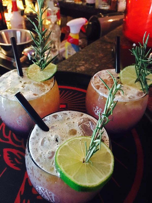 Drei Cocktails mit Rosmarin und Limette