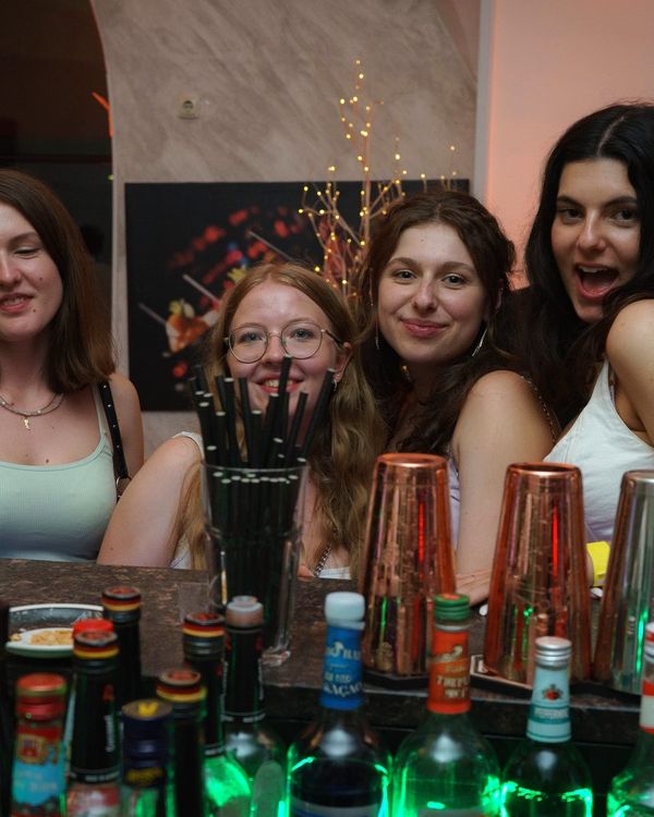 Gäste feiern an der LED-Bar