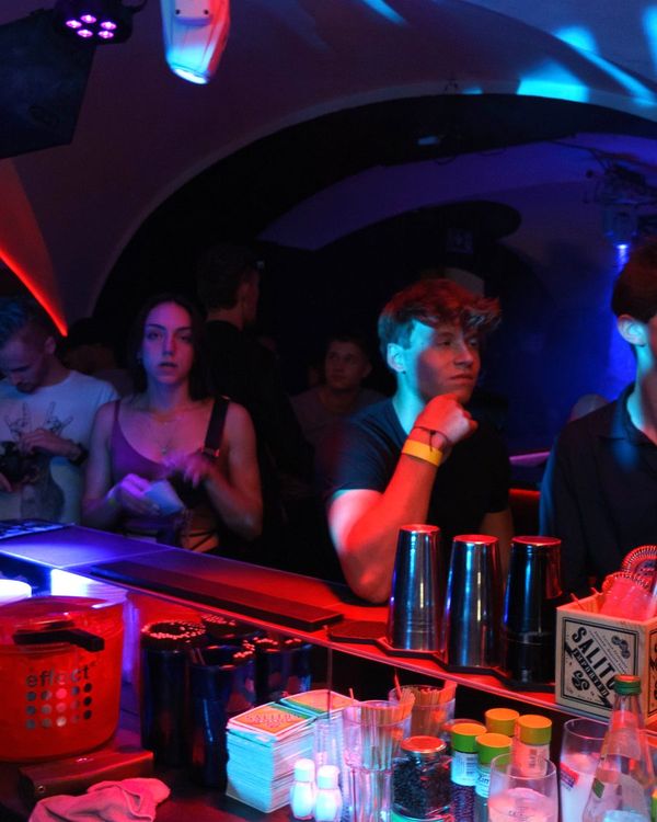 Gäste an der Bar im Gewölbe