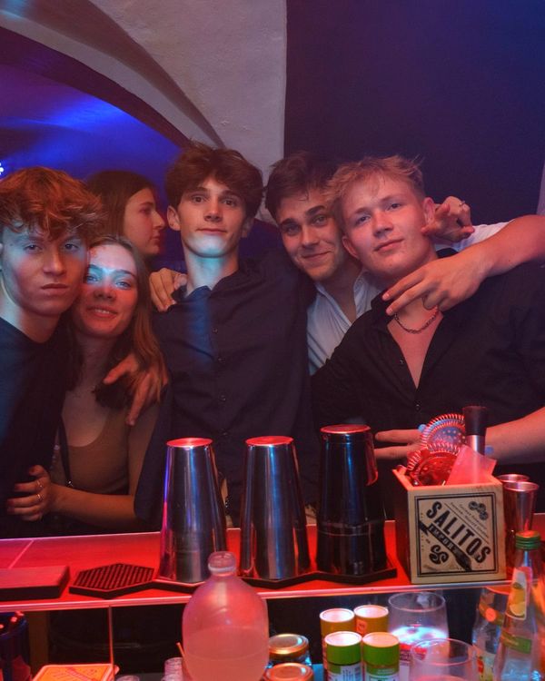Freunde an der Bar mit Drinks