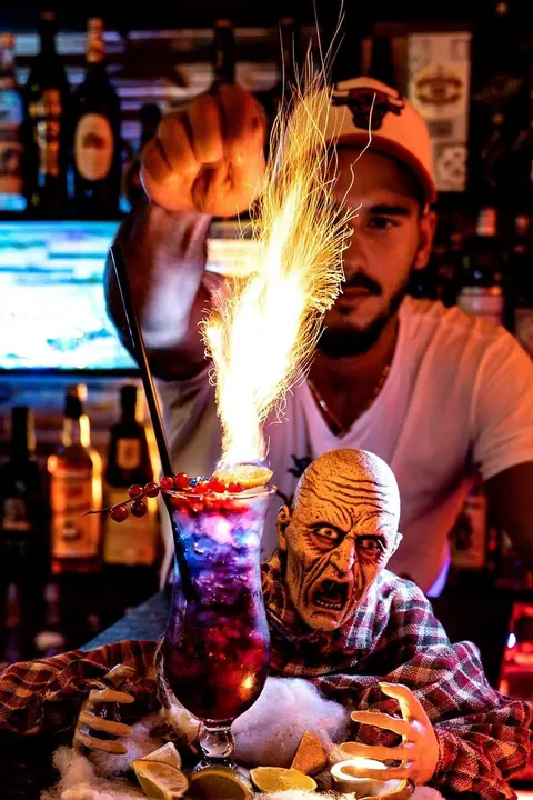 Feuer-Show am Cocktail