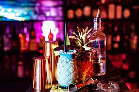 Tiki-Cocktail mit Ananas