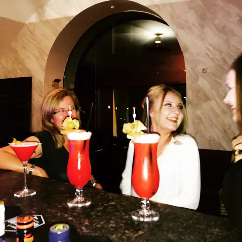 Cocktails mit Gästen an der Bar