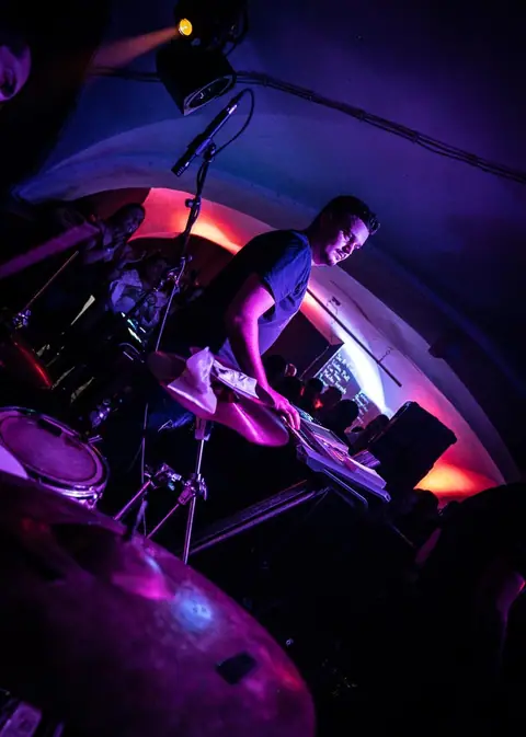 DJ am Pult unter dem Gewölbe