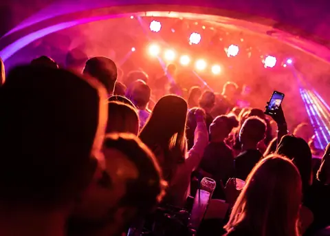 Volle Tanzfläche mit Lichtshow