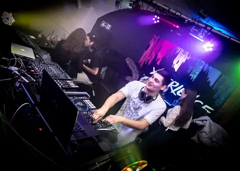 DJ am Mischpult