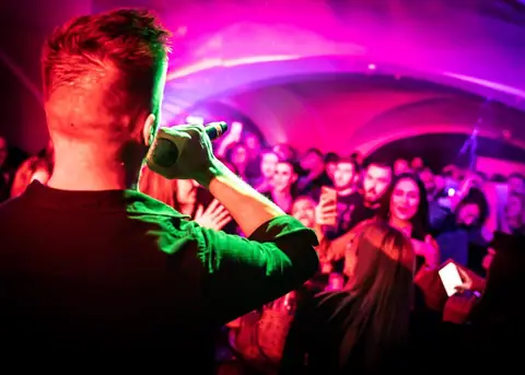 Party unter Magenta-Licht