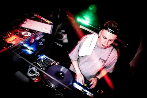 DJ an den Decks