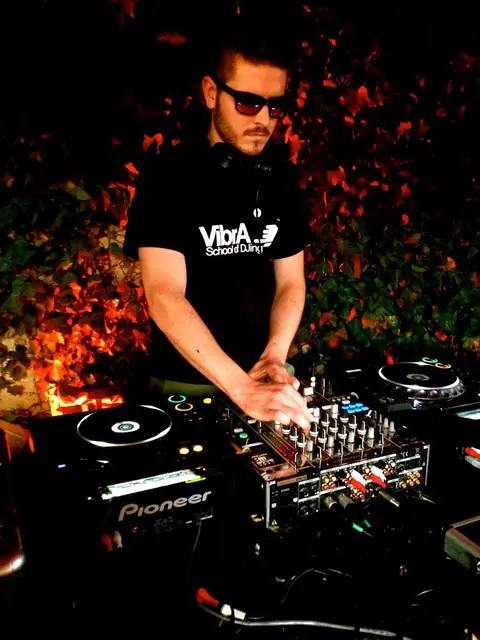 DJ am Pioneer-Pult