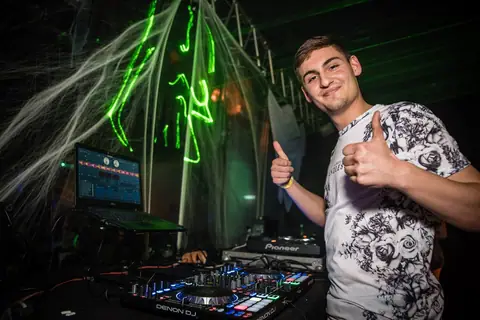 DJ mit Lasershow