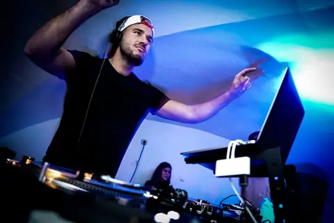 DJ unter blauem Licht