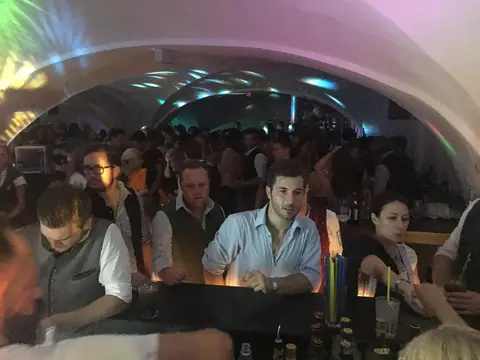 Gäste an der Bar