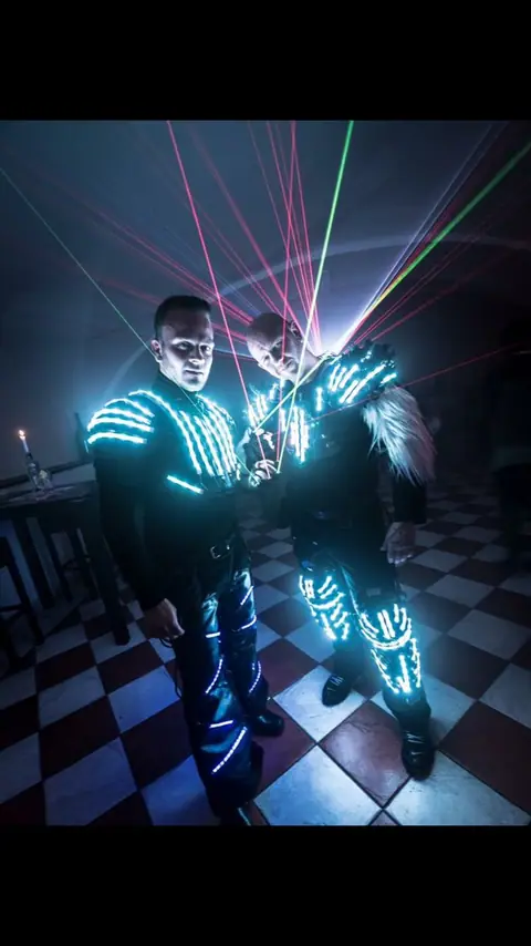 LED-Performer auf der Tanzfläche