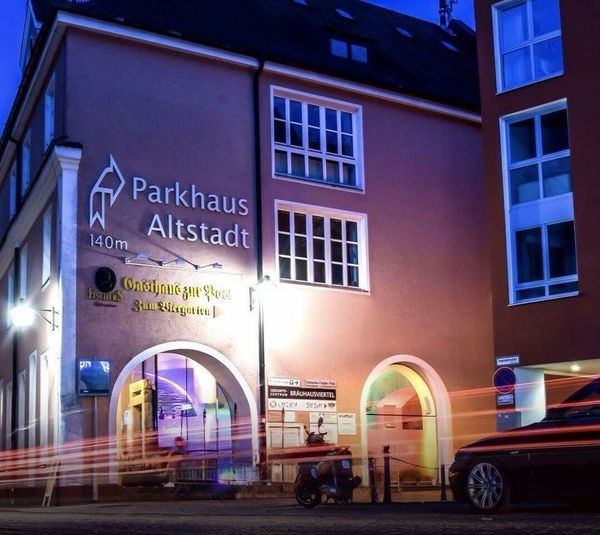 M1 von außen: Altstadt-Haus an der Münchener Straße bei Nacht