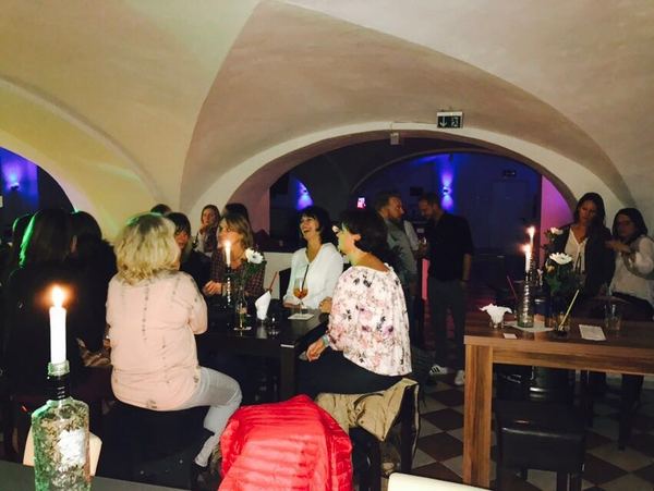 Gäste in der Lounge bei Kerzenlicht