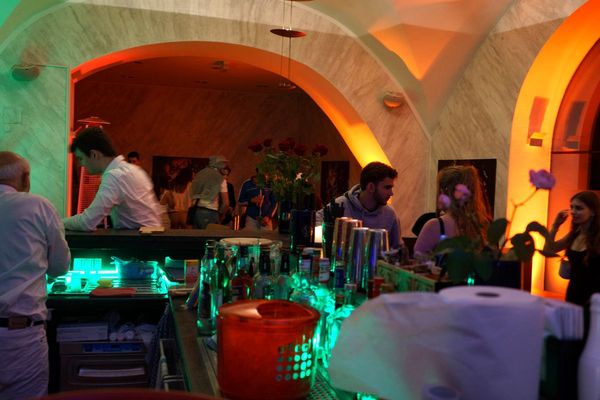 Bar oben unter dem Gewölbe