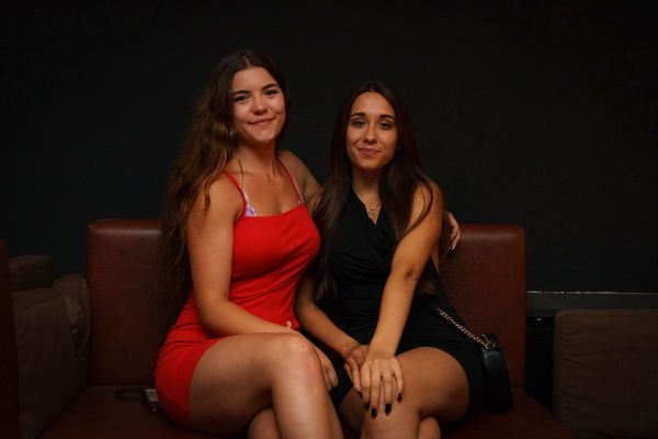 Zwei Gäste in der Lounge