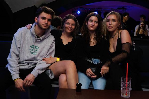 Gruppe auf der Lounge-Bank