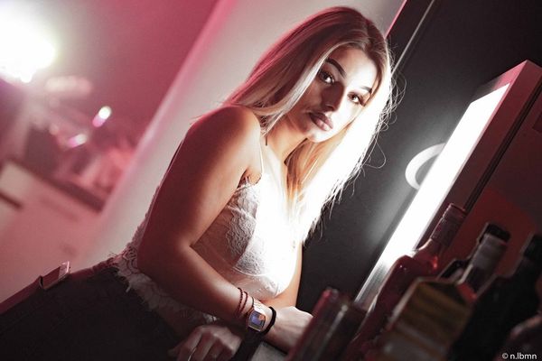 Partygast lacht an der Bar