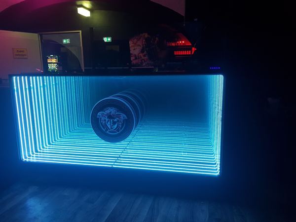 Neon-Spiegeltunnel